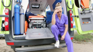 坐在救护车前的疲累护理人员心烦意乱6秒视频