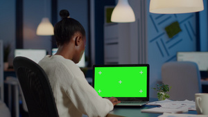 黑色商业女性用绿屏看笔记本电脑的后视线30秒视频