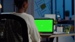 非洲商业女商人用绿色屏幕显示的笔记本电脑阅读16秒视频