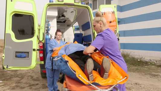 在救护车担架上为高级女性病人提供救助服务视频