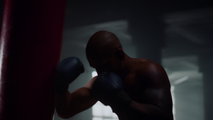 运动员在体育俱乐部训练拳16秒视频