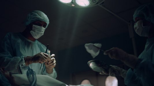 严肃的外科医生在病房里进行手术治疗视频