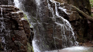 岩山的美丽瀑布野林的流水下山18秒视频