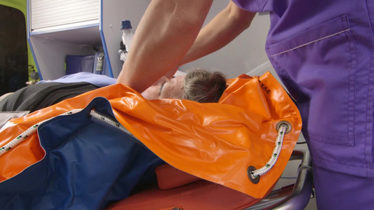 为救护车中的老年病人提供紧急医疗救护将他们送往医院视频