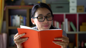 亚裔妇女在家里读书放松自在9秒视频