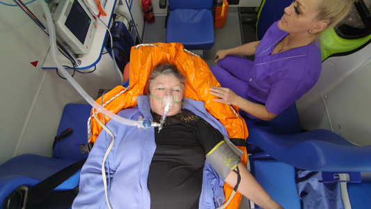 女性紧急医疗护理人员向在救护车内闭着眼睛视频