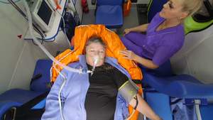 女性紧急医疗护理人员向在救护车内闭着眼睛7秒视频