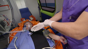 给病人静脉注射输血救护车高级病人提供医疗护理10秒视频