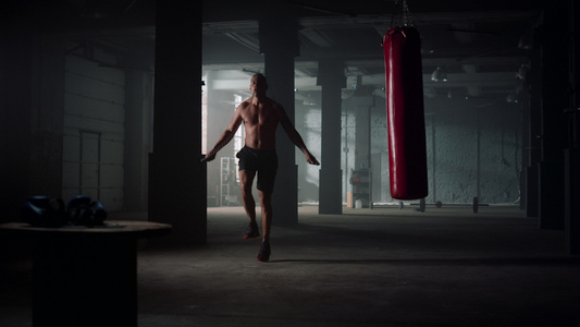 健身男性在健身房跳绳做有氧运动视频