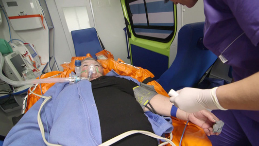 辅助医务人员向静脉注射的救护车中的病人视频