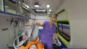 为准备静脉注射的救护车病人提供紧急医疗29秒视频