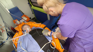 在救护车中工作的专业人员向有心脏病的老年人紧急医疗15秒视频