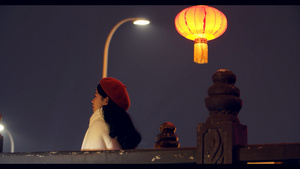 4K实拍美女在中国年味街头行走视频素材17秒视频