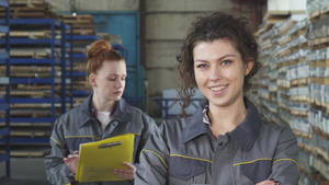 美丽的快乐的工厂女工人微笑着向相机微笑8秒视频