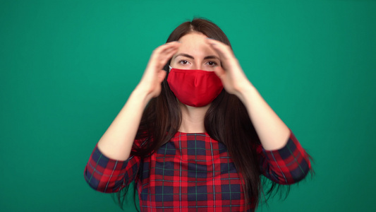 穿着红色医疗面具的年轻女孩理发视频