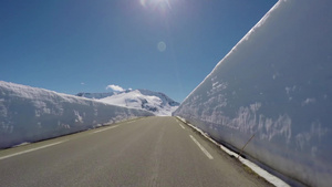 在挪威一条雪的山路上驾驶一辆汽车10秒视频