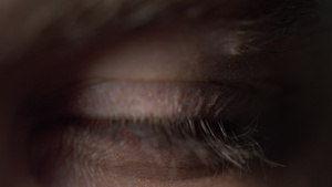 男性蓝眼睛睁开特写12秒视频