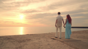 浪漫夫妇海滩情侣海滩一对夫妇在海滩上散步爱情观30秒视频