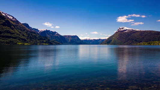 美丽的自然的清澈的湖水视频