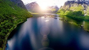 阳光照射美丽的自然挪威景色18秒视频