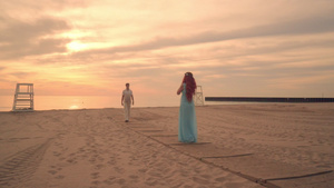 黄昏时刻情侣在海滩上相遇一起漫步18秒视频