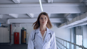 诊所中的妇女心脏病医生流动21秒视频