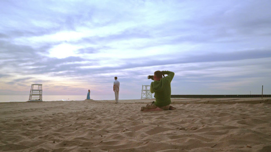 摄影师拍海滩上夫妇的照片视频