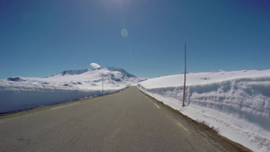 在一条附近白雪皑皑的山路上驾驶一辆汽车13秒视频