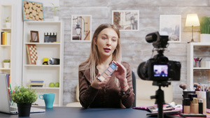 有名的美妆博主在家录制美容视频vlog13秒视频