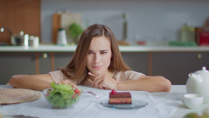 居家生活减肥女性纠结选择蛋糕还是沙拉13秒视频