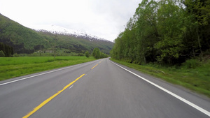 在一条景色优美的山路上驾驶一辆车11秒视频