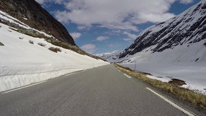 在一条满眼雪山路上驾驶一辆汽车16秒视频