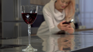 红酒在桌上的玻璃杯中10秒视频