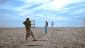 在海滩拍情侣照片专业摄影师拍照25秒视频