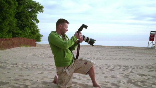 摄影师在海滨拍照视频