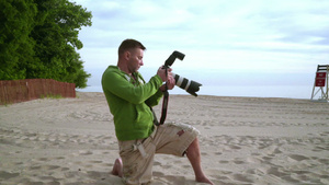 摄影师在海滨拍照15秒视频