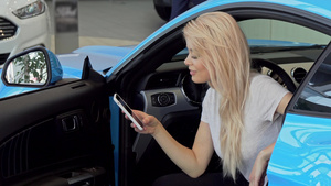 女士在经销商买新车时使用智能手机11秒视频