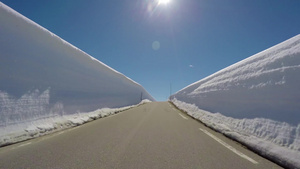 周围雪堆的特高的山路上驾驶一辆汽车19秒视频