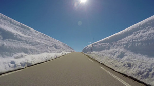 在高雪墙高的山路上驾驶一辆汽车31秒视频