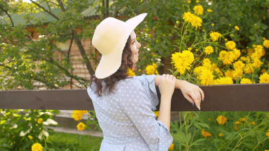 村里年轻的女子视频