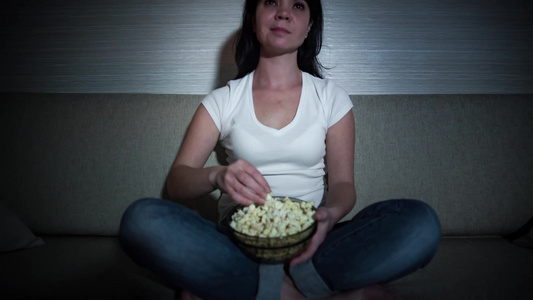 女人看电影同时吃爆米花视频