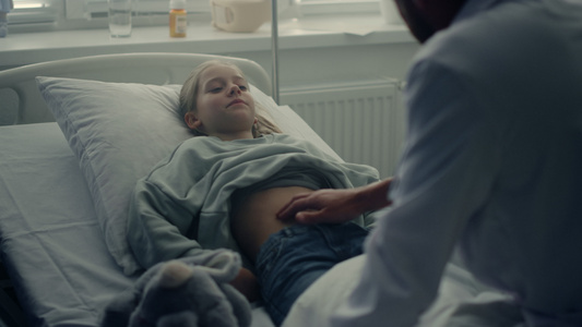 医生在病房里检查生病小女孩的身体情况视频
