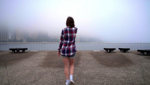 女人看着雾海城穿临时衬衫的女人29秒视频