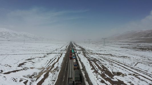 航拍雪山堵车视频