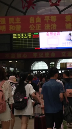 武汉汉口火车站【该编辑视频不提供肖像权，请勿商用】车站人流56秒视频