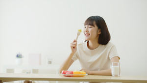 8K夏日美女吃水果47秒视频