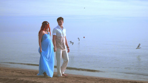 在海边的一对怀孕夫妇在海边的一对夫妇滩情侣在边散步的一对情夫妻30秒视频