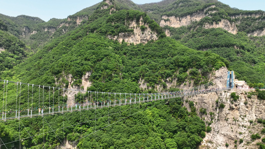 航拍山西旅游临汾5A级旅游云丘山景区鸳鸯桥玻璃栈道4k素材视频