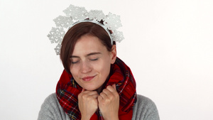 冬围巾雪花头带的圣诞装扮的女性10秒视频