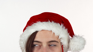 一个戴着圣诞帽的女士向镜头微笑14秒视频